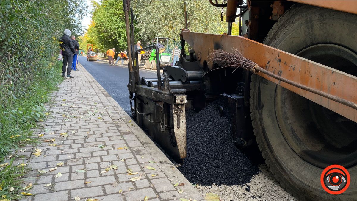 Біля ліцею №4 у Коломиї ремонтують дорогу та стелять асфальт 16