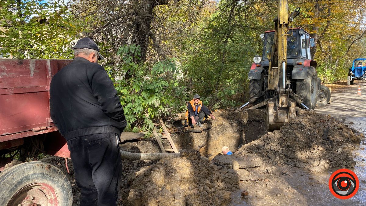 У Коломиї прорвало водопровідну трубу: тривають ремонтні роботи 4