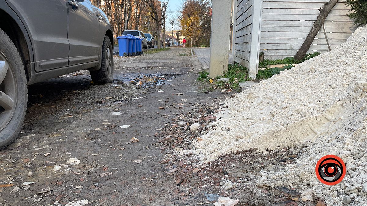 Люди ж не машини: на вул. Чайковського непрохідні тротуари