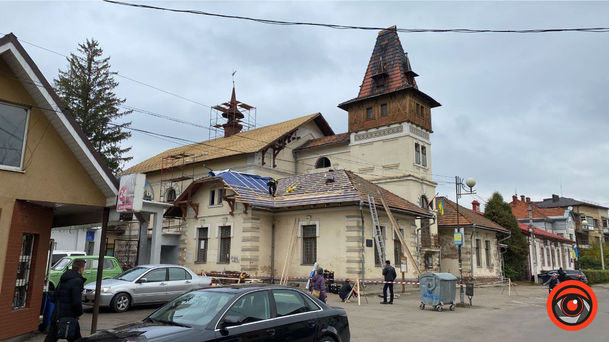 Дах будинку Сокола у Коломиї ремонтують 1