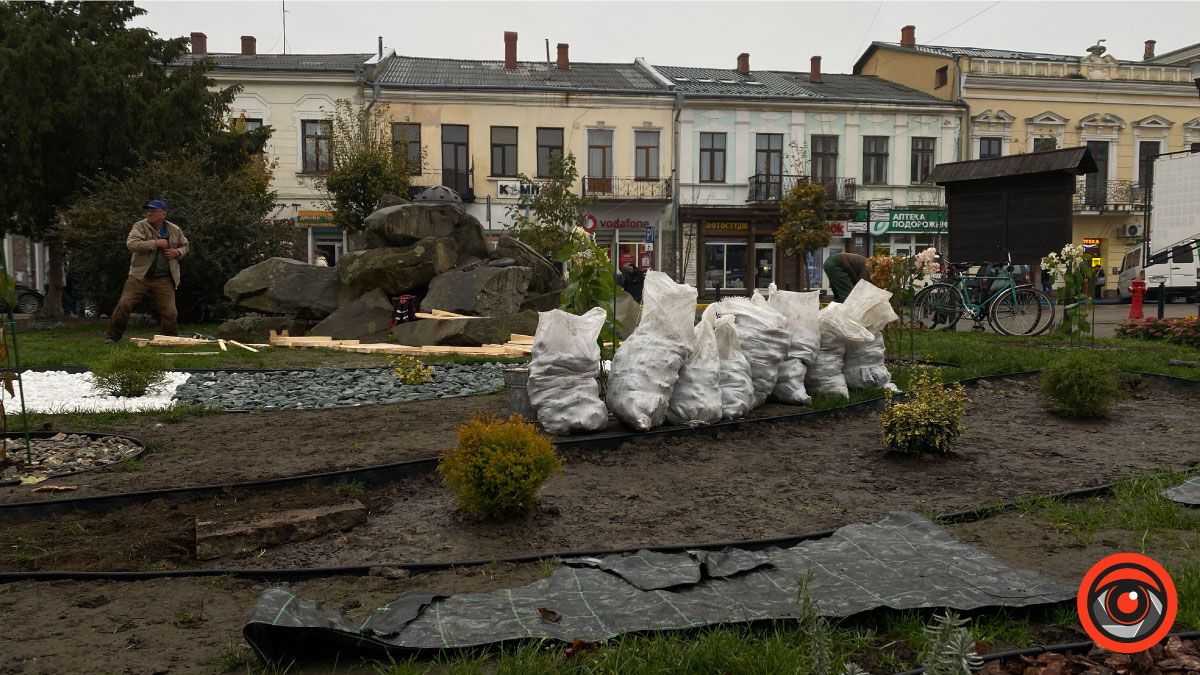 Перед ратушею у Коломиї встановили дерев'яний поміст 1