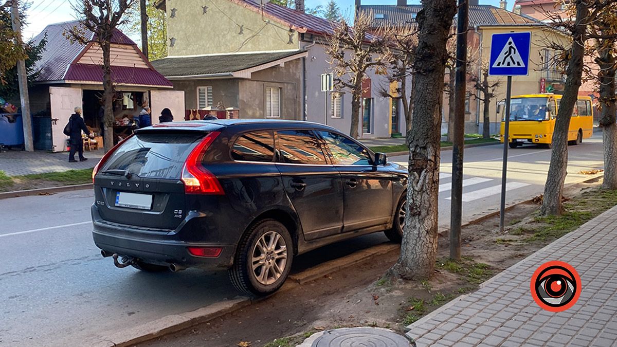 Всупереч усьому: на одній з вулиць водії завжди паркуються з порушеннями 3