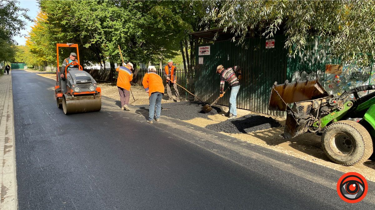 Біля ліцею №4 у Коломиї ремонтують дорогу та стелять асфальт 17