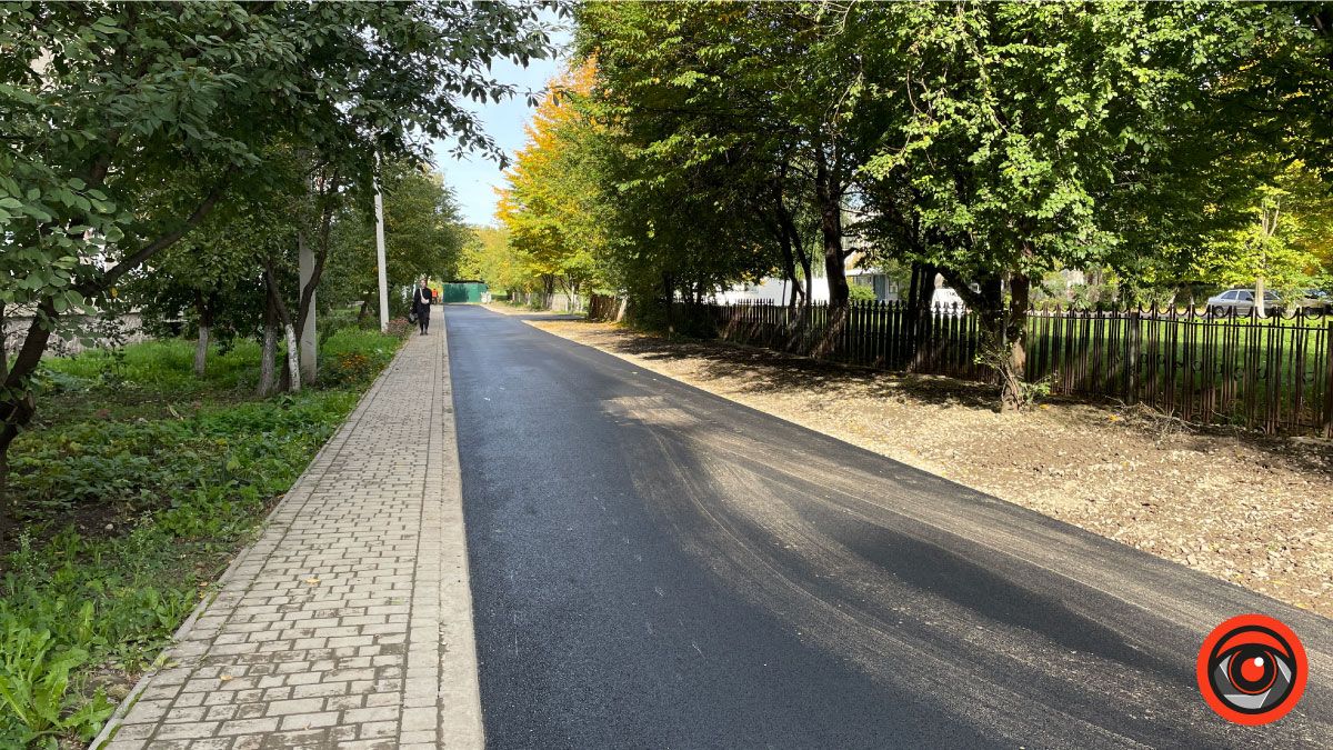 Біля ліцею №4 у Коломиї ремонтують дорогу та стелять асфальт 18