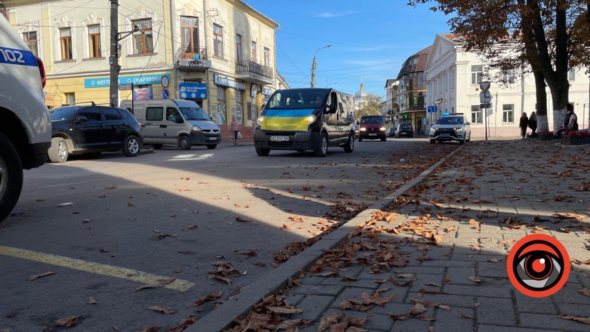 Коломияни навколішки зустріли скорботний кортеж із загиблим Героєм Ігорем Кубацьким 2