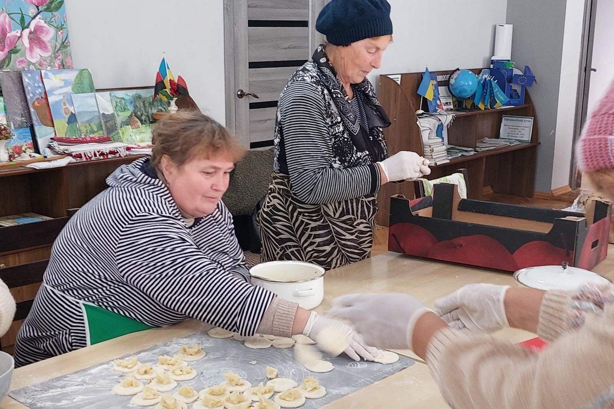 У Печеніжині ґаздині приготували 900 вареників для поранених захисників 1