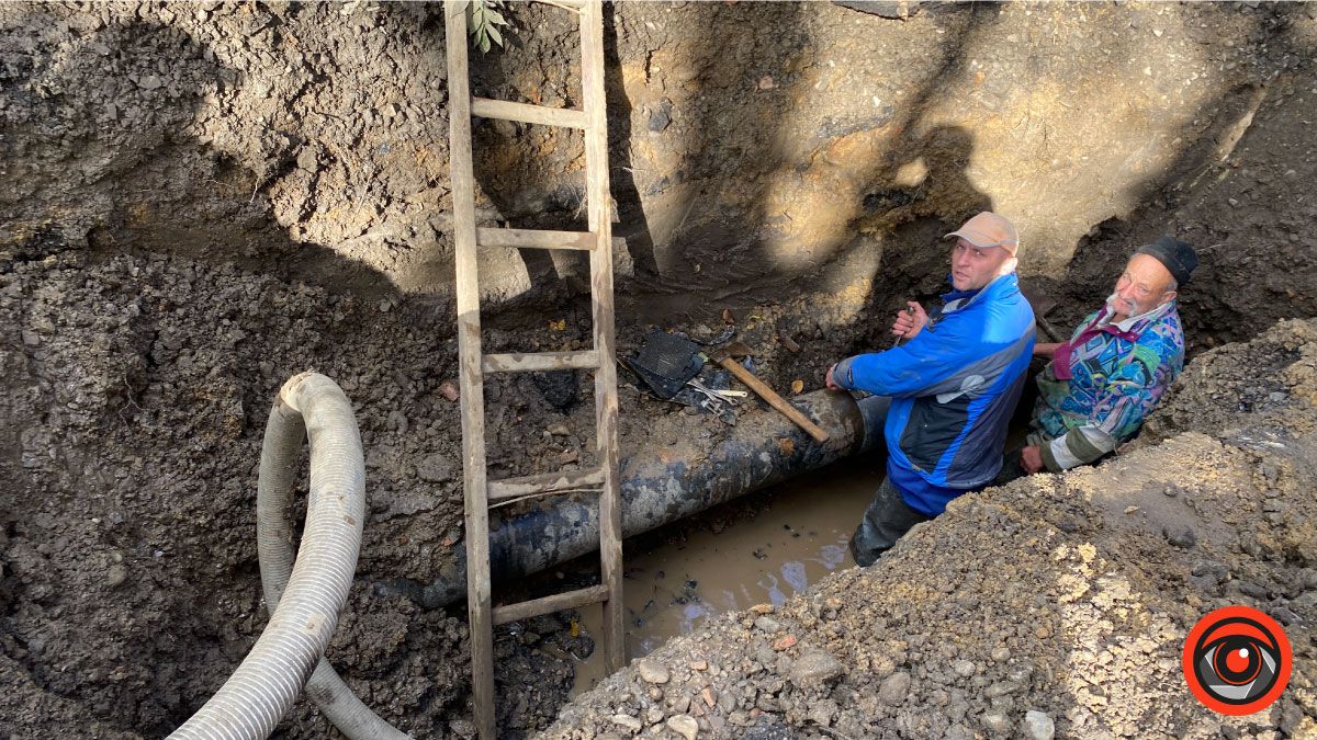 У Коломиї прорвало водопровідну трубу: тривають ремонтні роботи 3