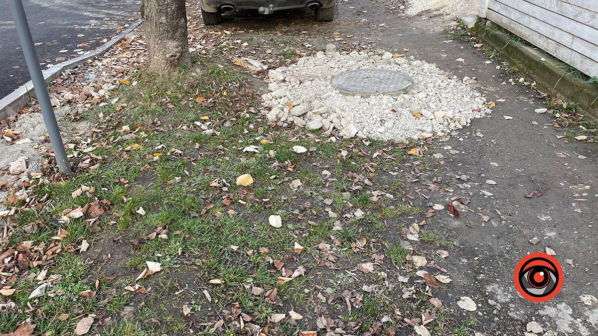 Люди ж не машини: на вул. Чайковського непрохідні тротуари 6