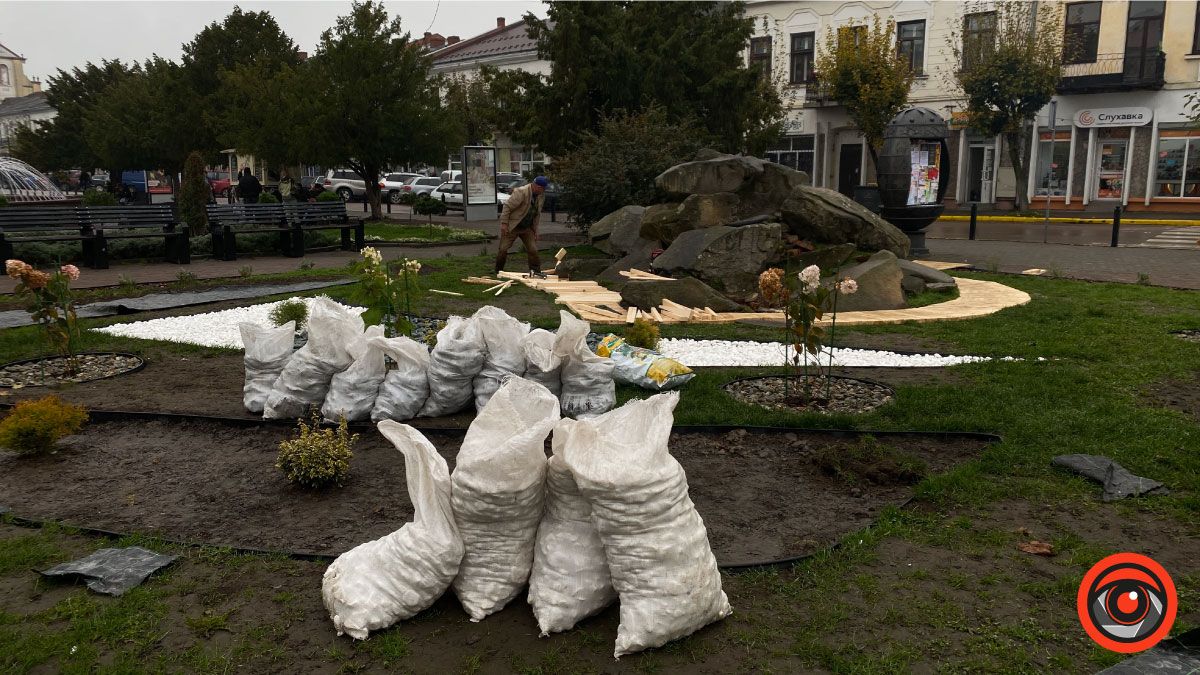 Перед ратушею у Коломиї встановили дерев'яний поміст 2