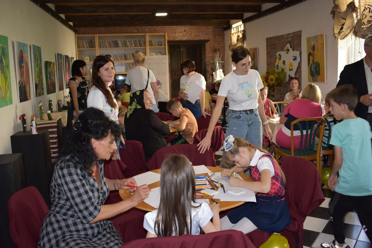 Футболки з малюнками особливих дітей виклали на продаж у Коломиї 3