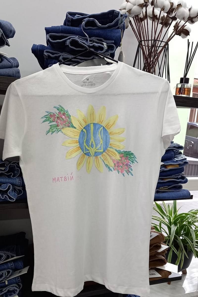 Футболки з малюнками особливих дітей виклали на продаж у Коломиї 12