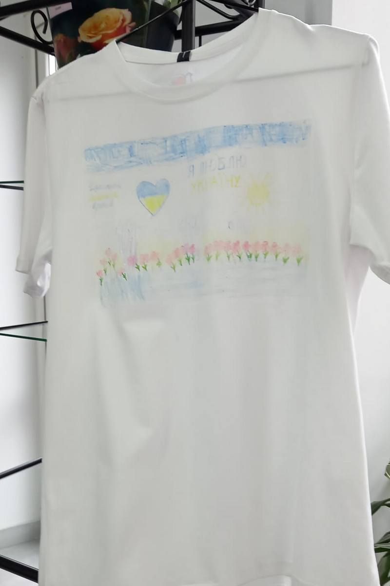 Футболки з малюнками особливих дітей виклали на продаж у Коломиї 13