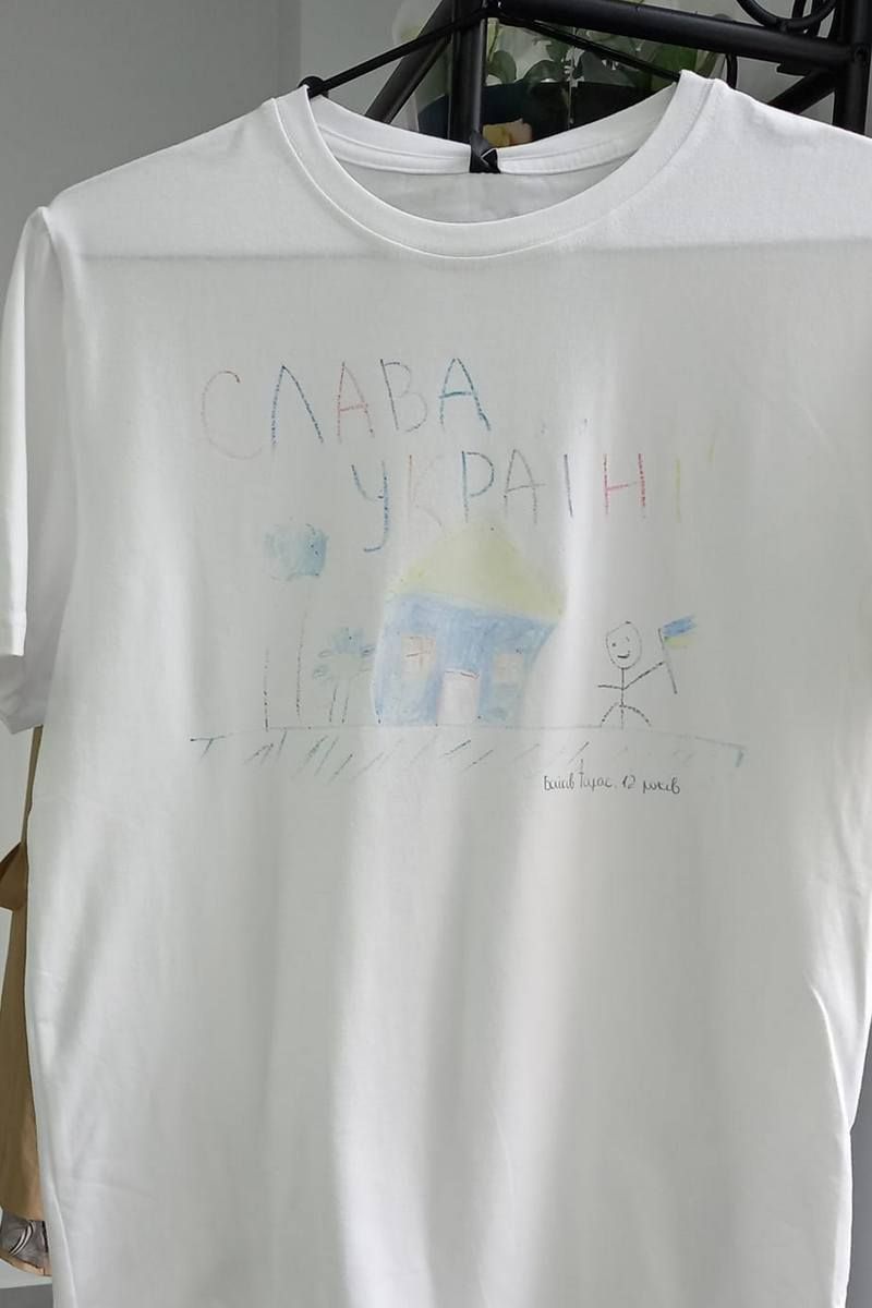 Футболки з малюнками особливих дітей виклали на продаж у Коломиї 11