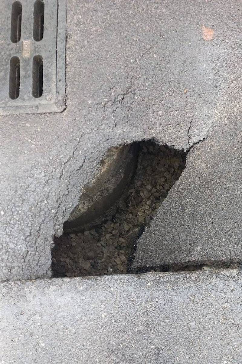 У Коломиї біля школи провалився асфальт 1