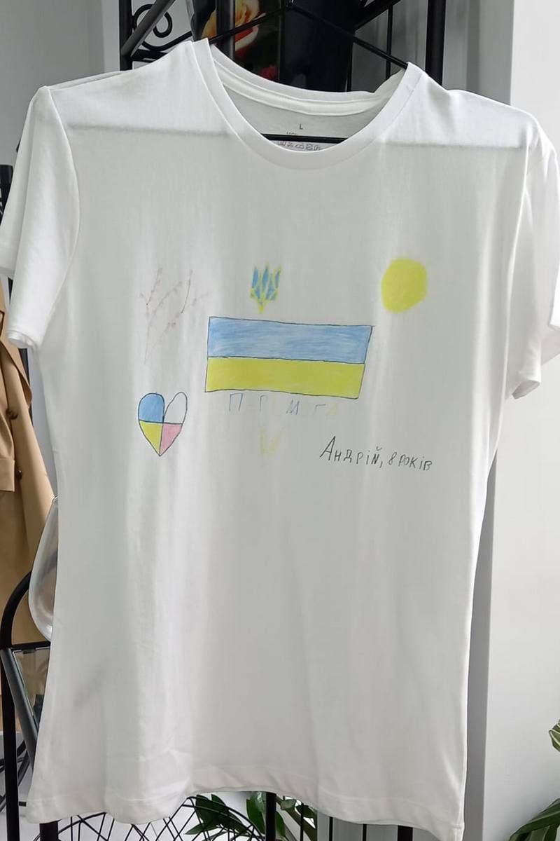 Футболки з малюнками особливих дітей виклали на продаж у Коломиї 10