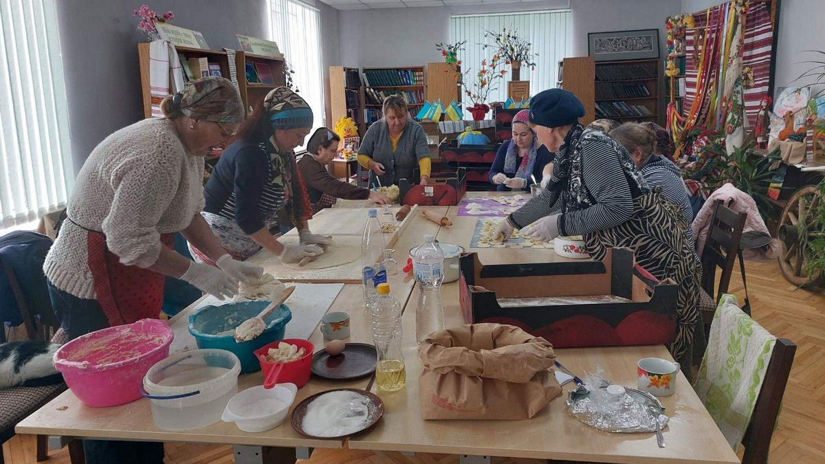 У Печеніжині ґаздині приготували 900 вареників для поранених захисників 2