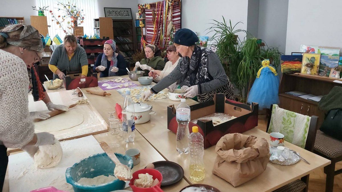 У Печеніжині ґаздині приготували 900 вареників для поранених захисників 4