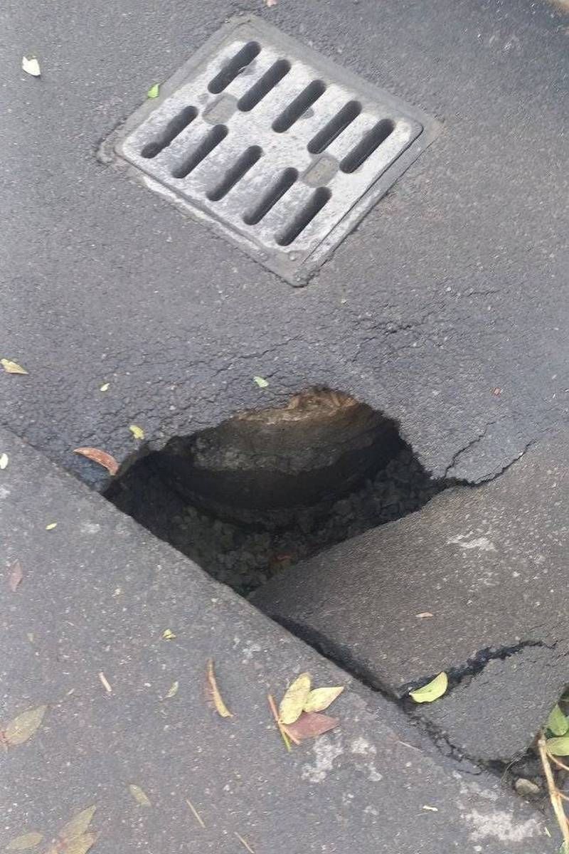 У Коломиї біля школи провалився асфальт 2