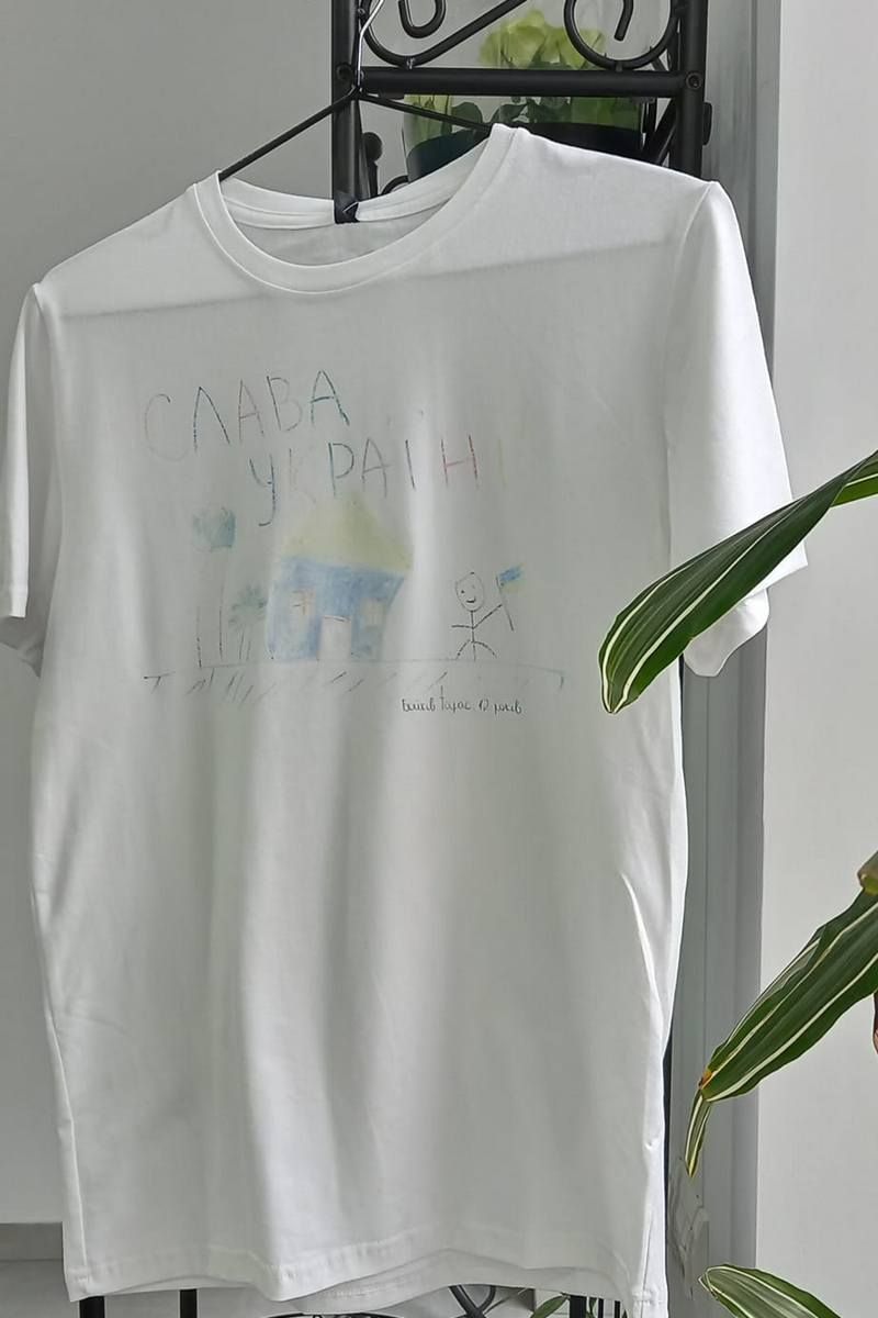 Футболки з малюнками особливих дітей виклали на продаж у Коломиї 8