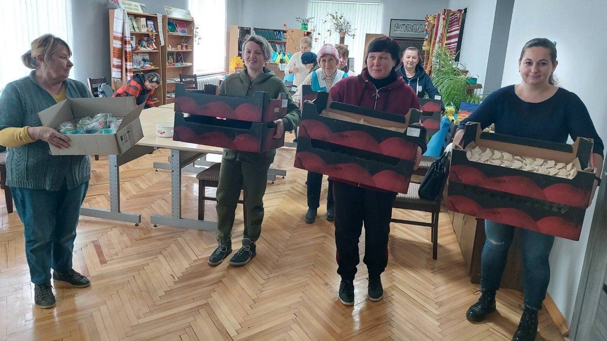 У Печеніжині ґаздині приготували 900 вареників для поранених захисників