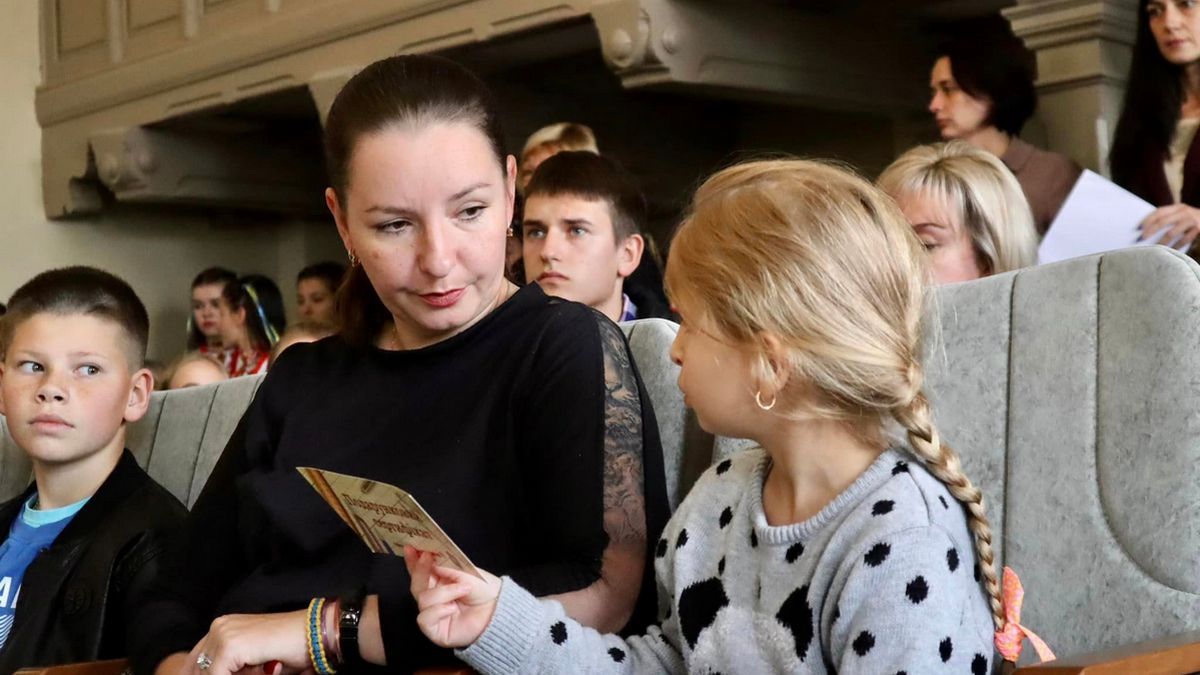 Діти загиблих та поранених захисників отримали подарункові сертифікати від Коломийської громади 11