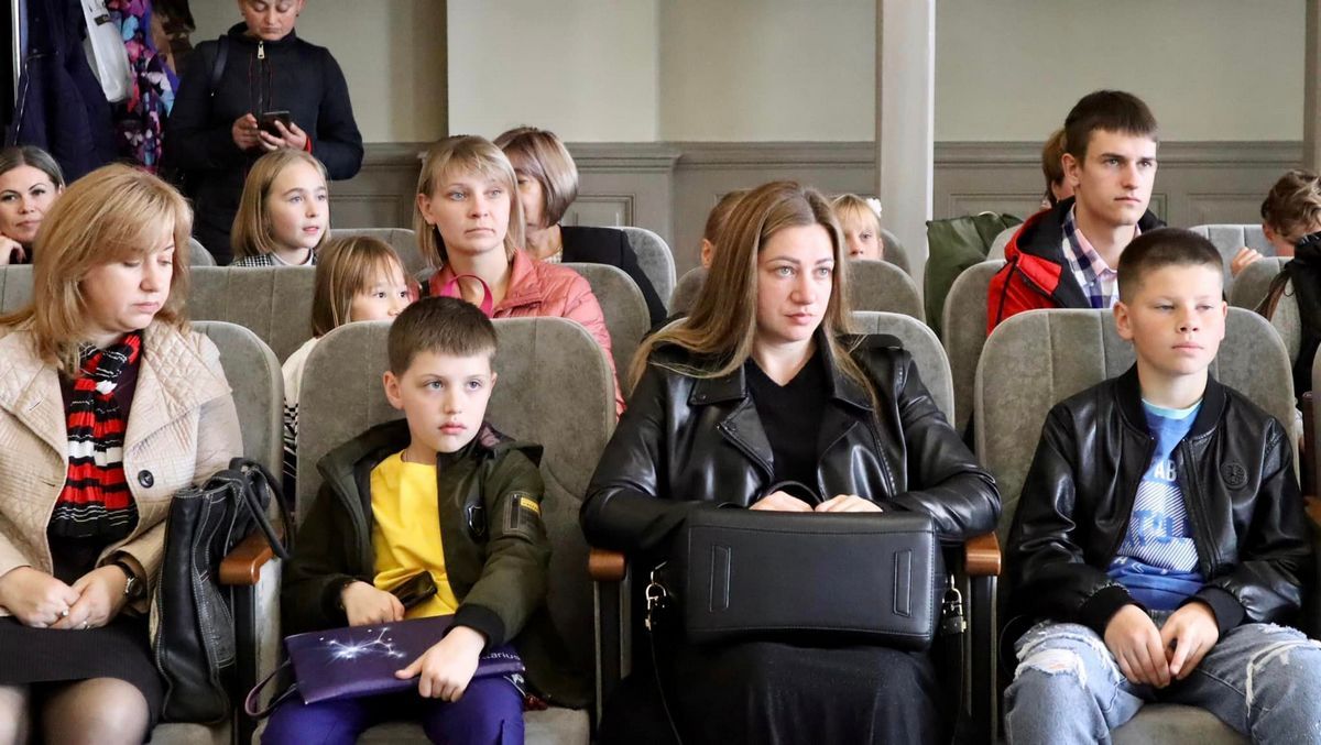 Діти загиблих та поранених захисників отримали подарункові сертифікати від Коломийської громади 4