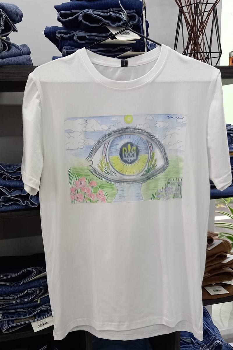 Футболки з малюнками особливих дітей виклали на продаж у Коломиї 15