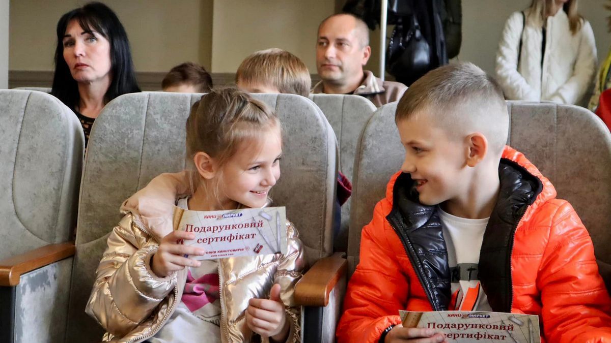 Діти загиблих та поранених захисників отримали подарункові сертифікати від Коломийської громади 12