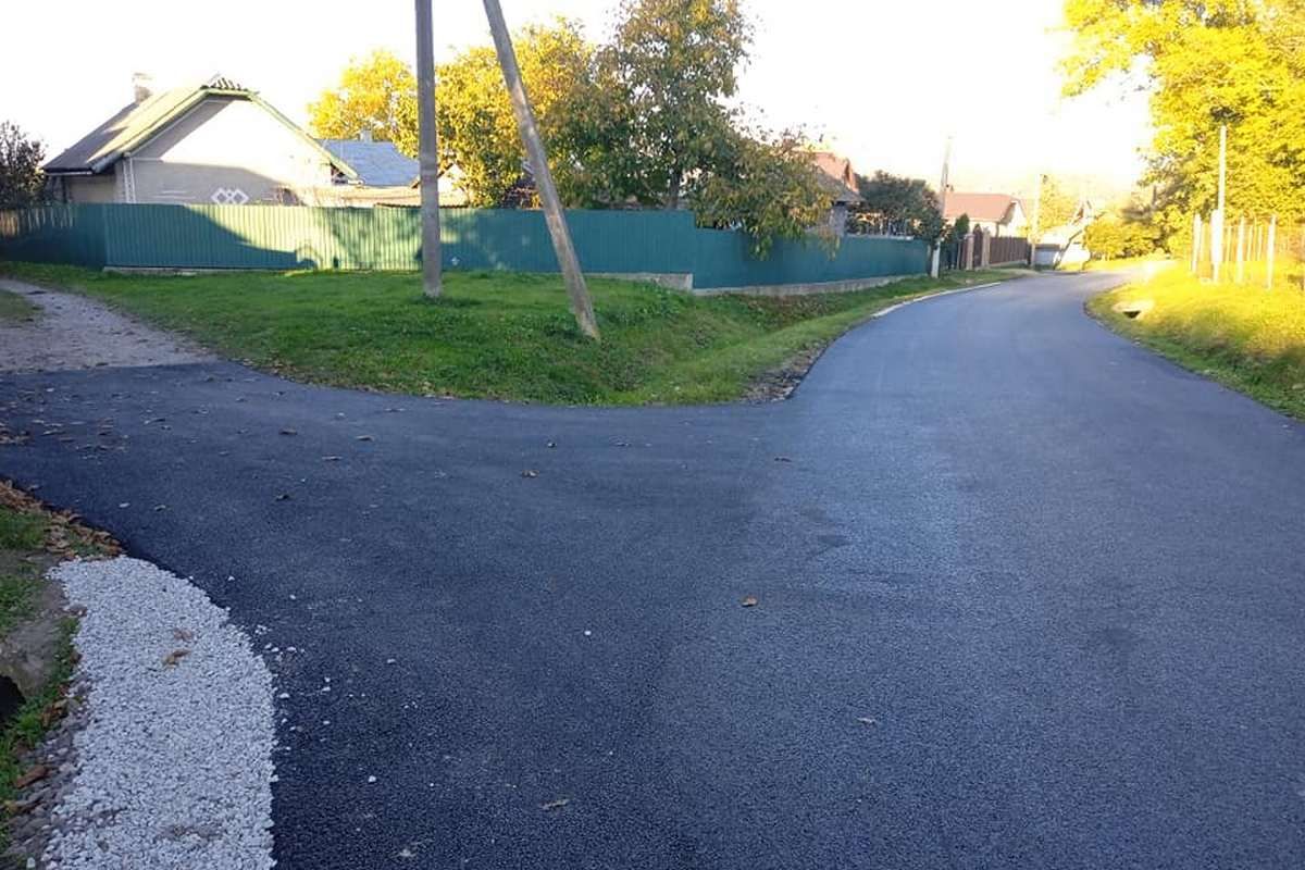 У Малому Гвіздці відремонтували центральну дорогу 1