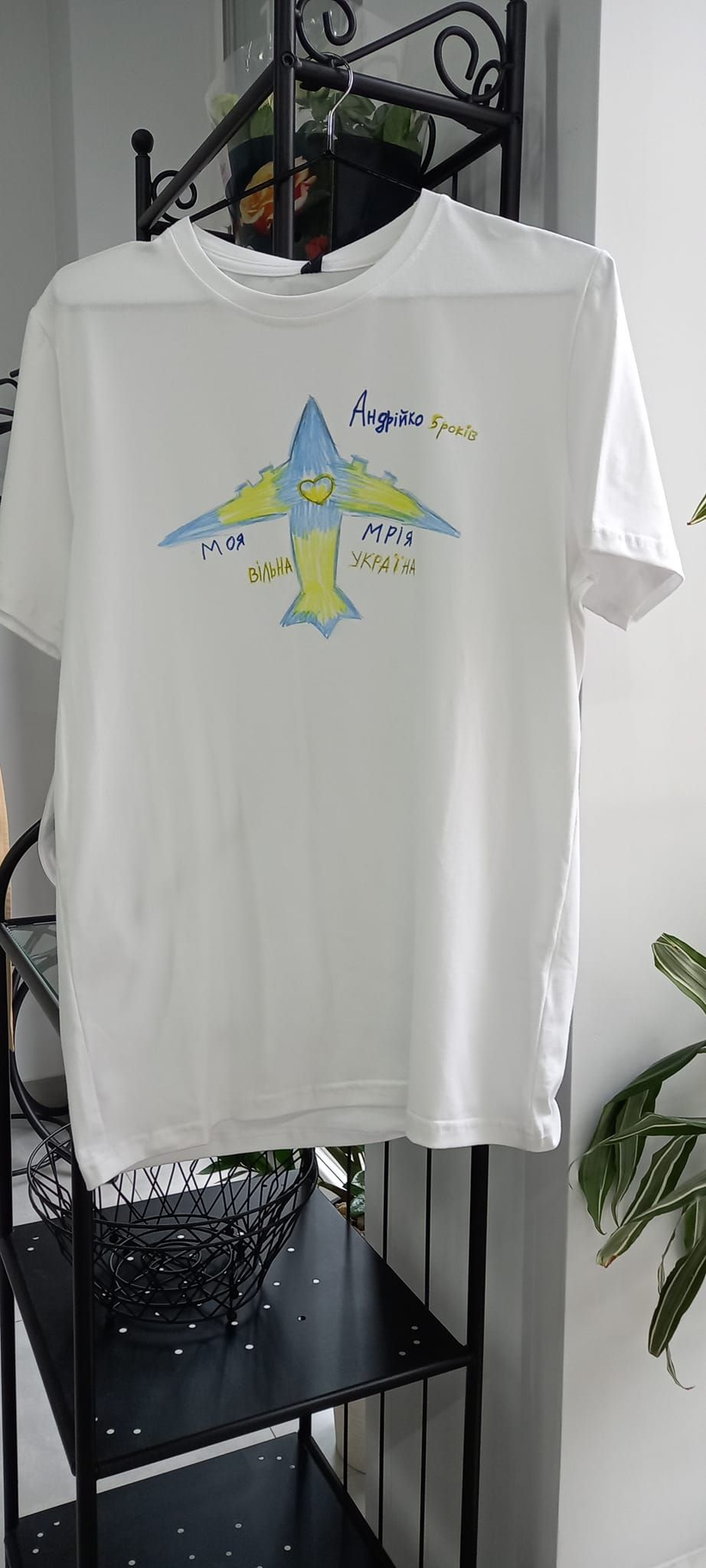 Футболки з малюнками особливих дітей виклали на продаж у Коломиї 2