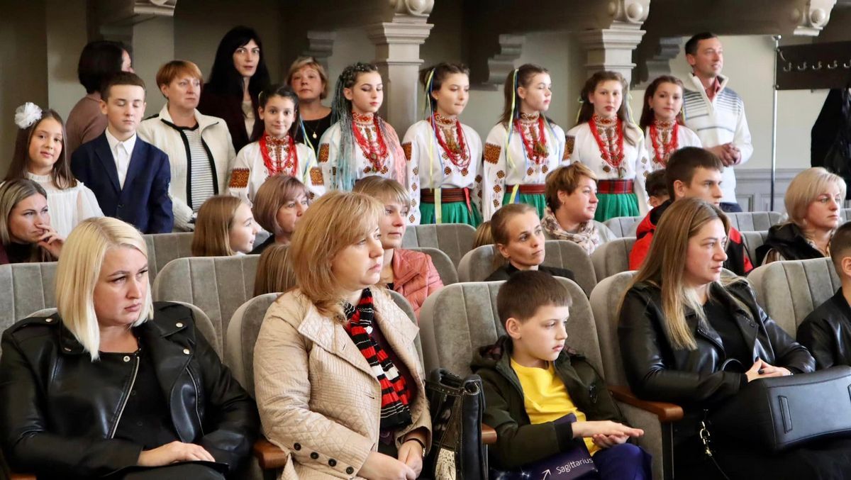 Діти загиблих та поранених захисників отримали подарункові сертифікати від Коломийської громади 6