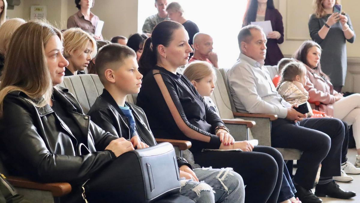 Діти загиблих та поранених захисників отримали подарункові сертифікати від Коломийської громади 2