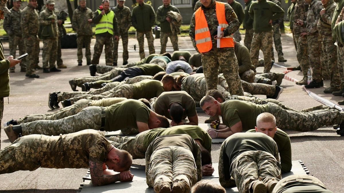 Авіатори з'їхались на Прикарпаття і влаштували змагання з кросфіту