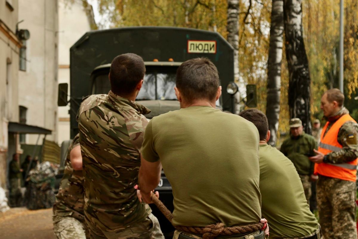 Авіатори з'їхались на Прикарпаття і влаштували змагання з кросфіту 2