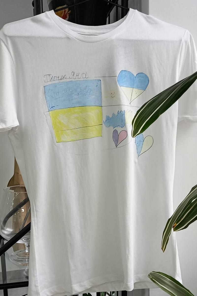 Футболки з малюнками особливих дітей виклали на продаж у Коломиї 9