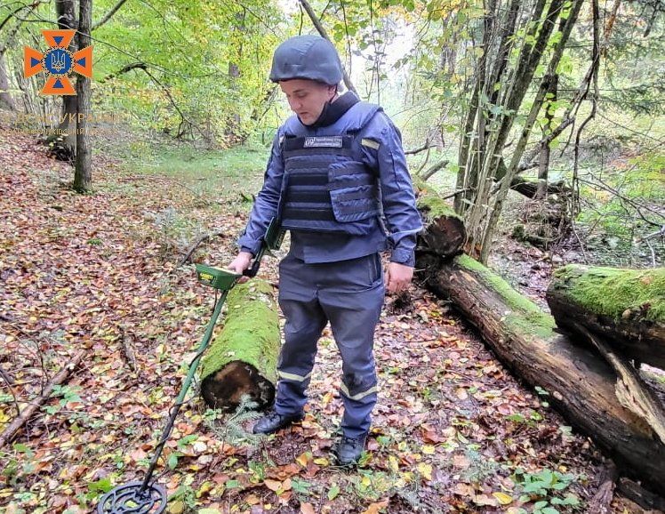 Піротехніки знову мали роботу: снаряд і дві міни знайшли на Прикарпатті 2