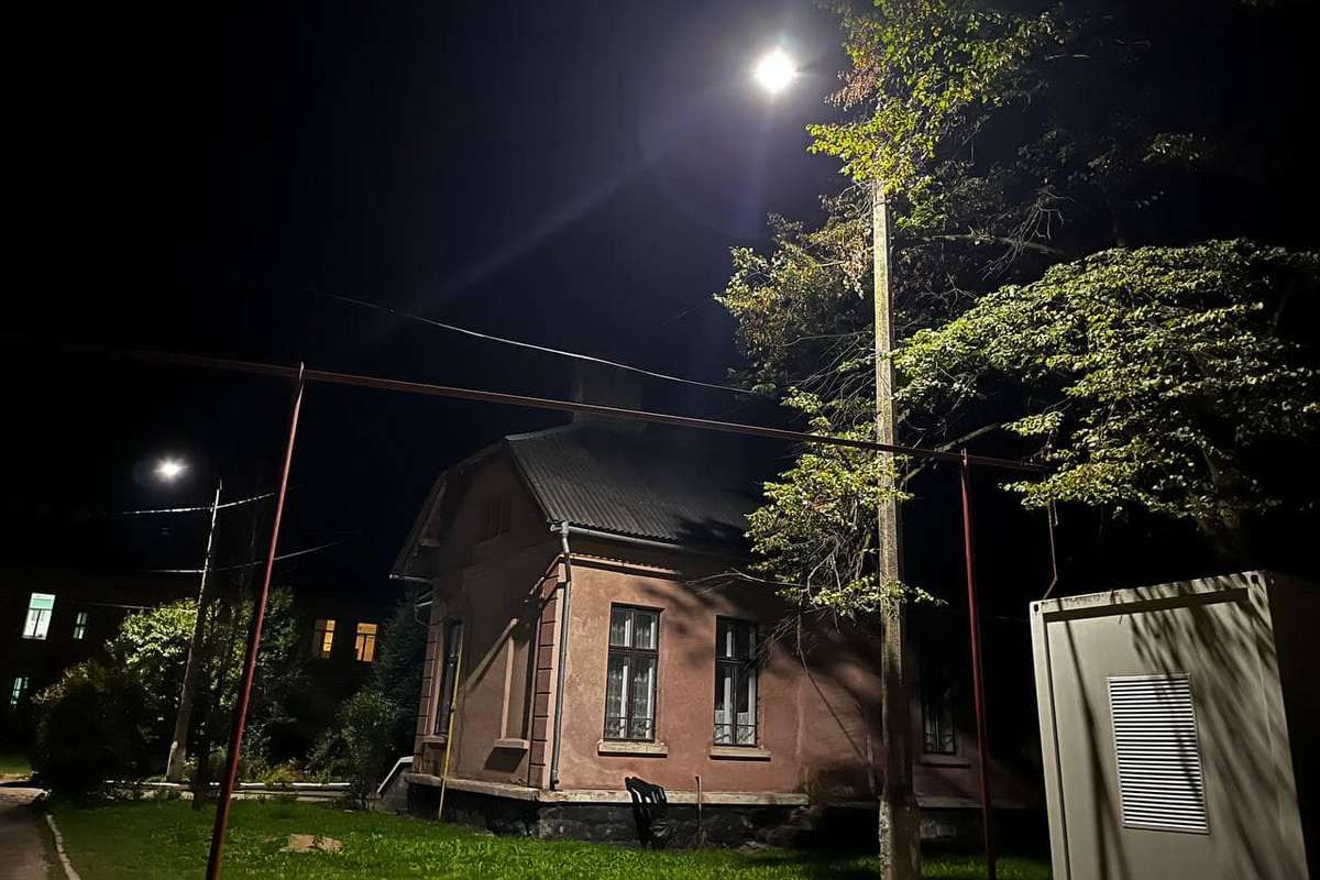 Очам не віриться: у селі Майдан нарешті встановили ліхтарі 1