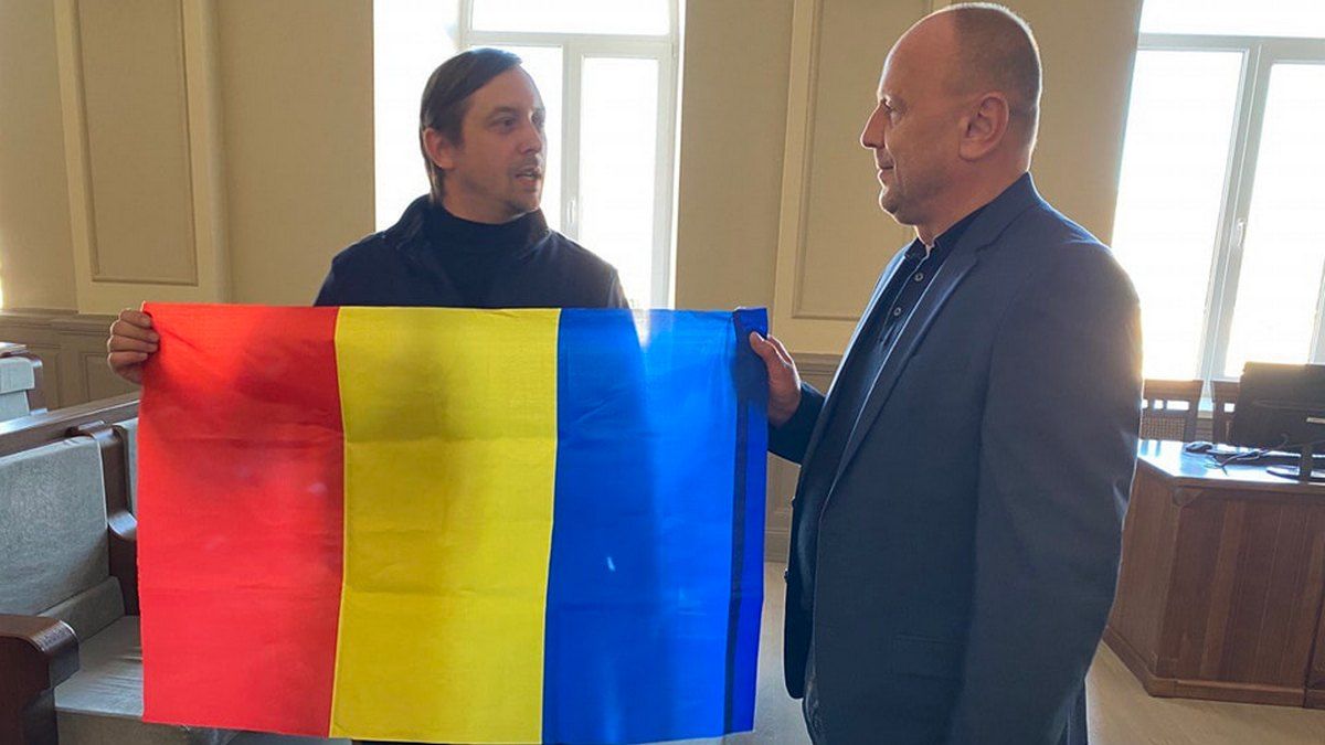 Байкери з Румунії передали Коломиї свій прапор підтримки 1