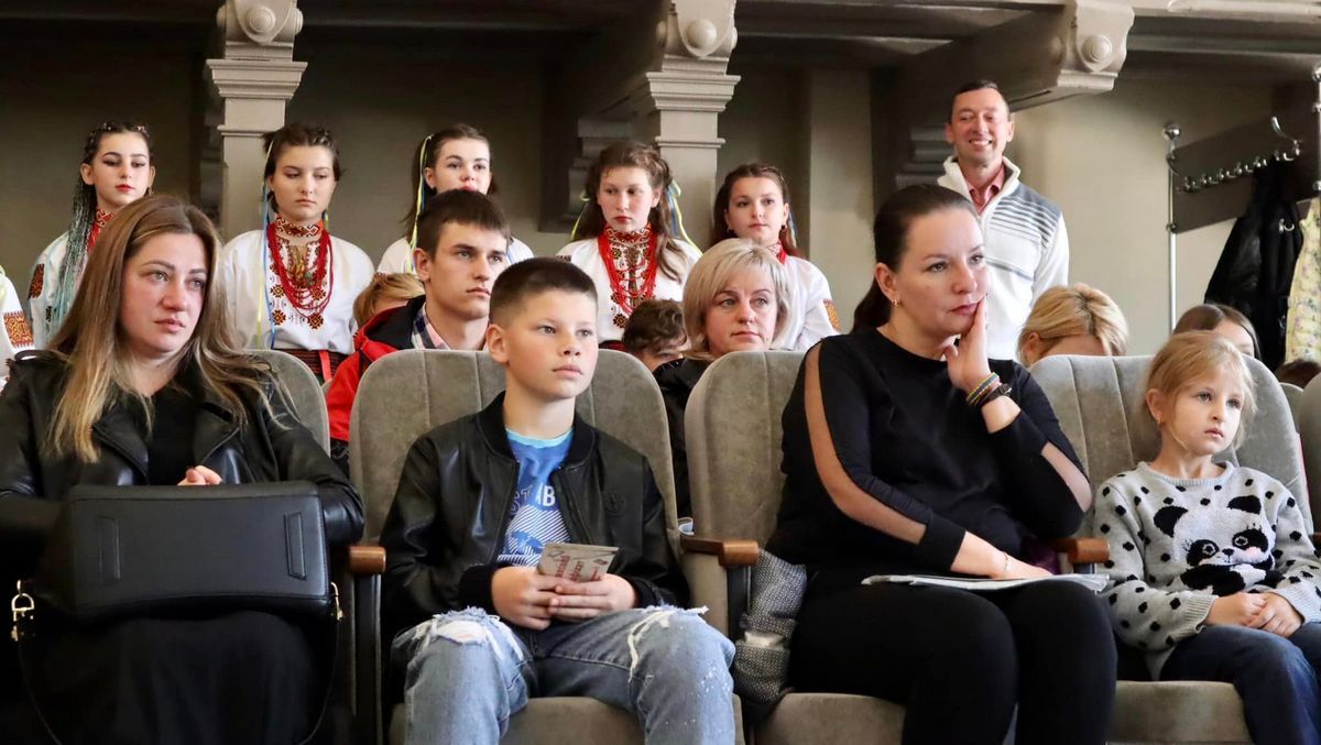 Діти загиблих та поранених захисників отримали подарункові сертифікати від Коломийської громади 5