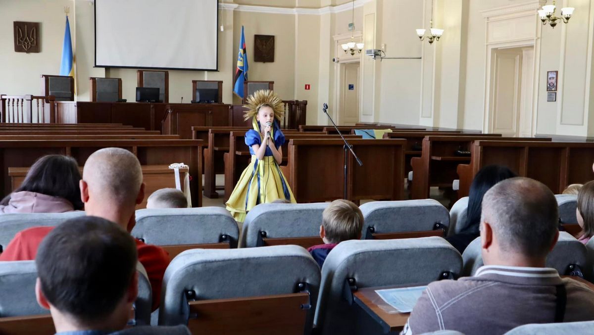 Діти загиблих та поранених захисників отримали подарункові сертифікати від Коломийської громади 7