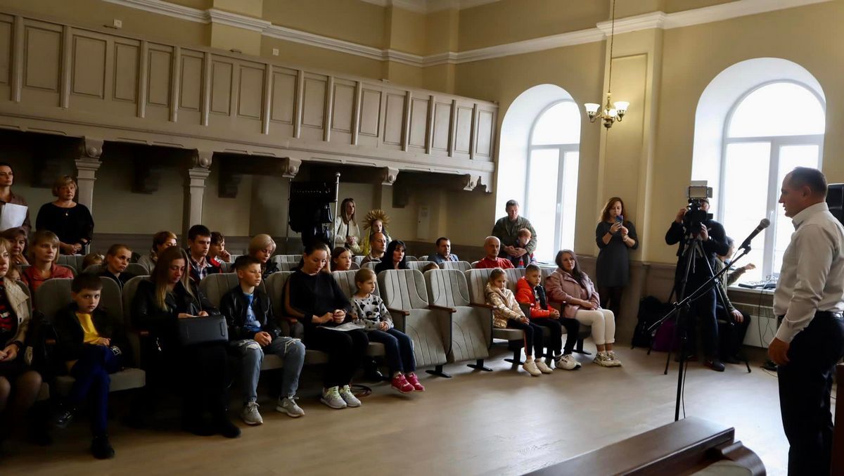 Діти загиблих та поранених захисників отримали подарункові сертифікати від Коломийської громади 8