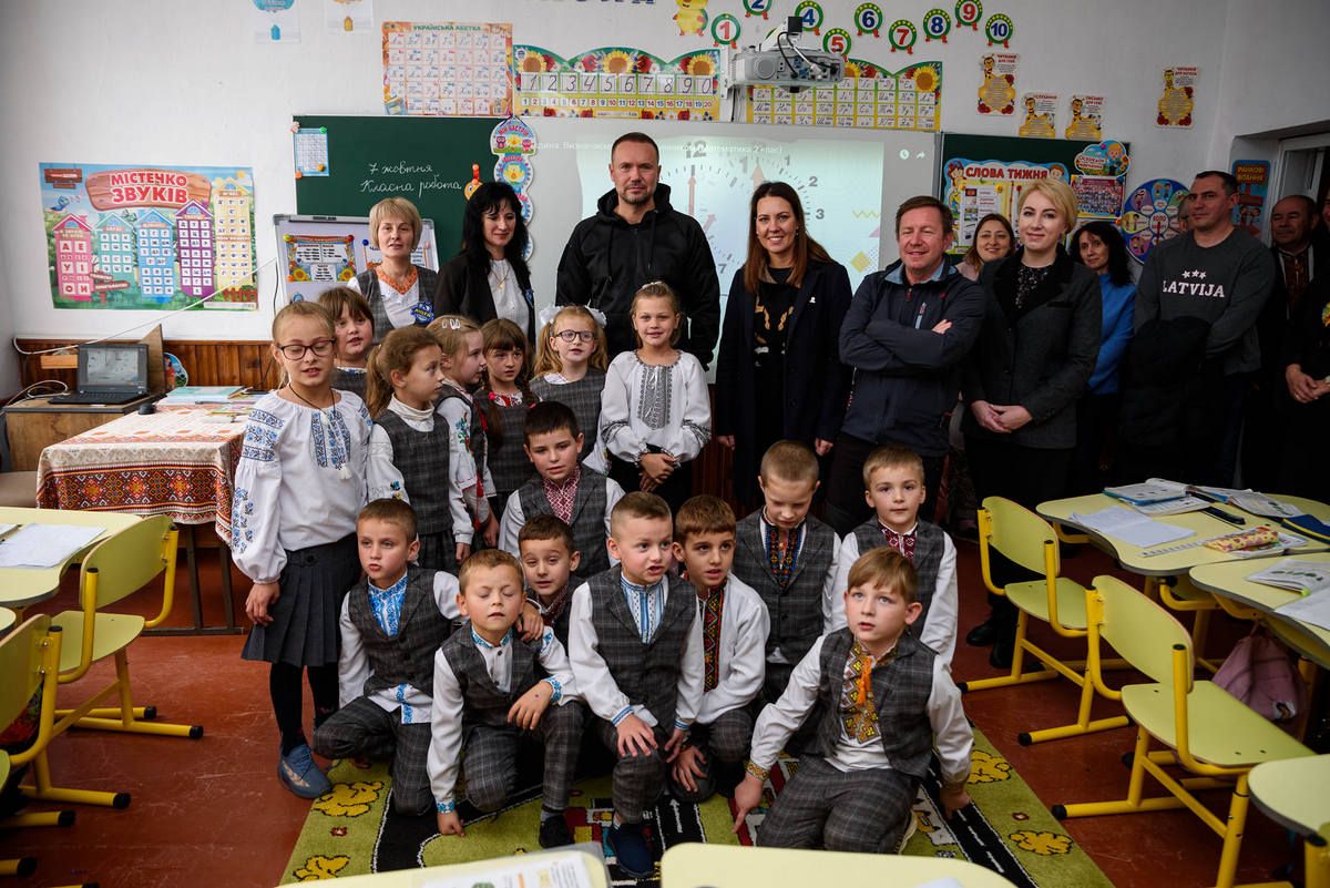 Криворівні подарували шкільний автобус 2