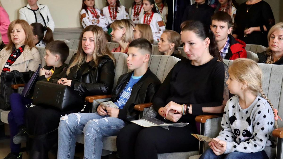 Діти загиблих та поранених захисників отримали подарункові сертифікати від Коломийської громади