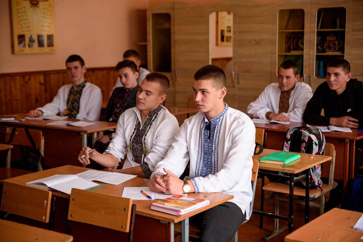 Криворівні подарували шкільний автобус 1