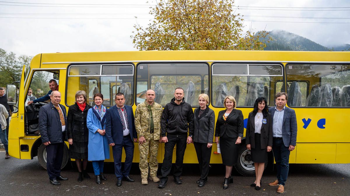 Криворівні подарували шкільний автобус
