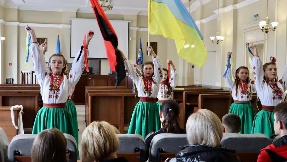 Діти загиблих та поранених захисників отримали подарункові сертифікати від Коломийської громади 10