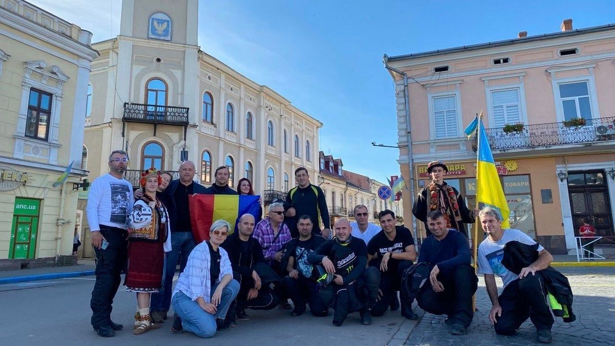 Байкери з Румунії передали Коломиї свій прапор підтримки
