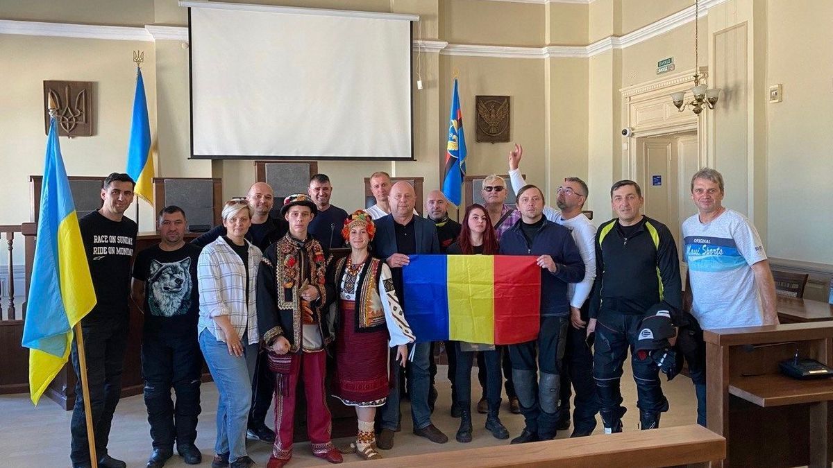 Байкери з Румунії передали Коломиї свій прапор підтримки 2