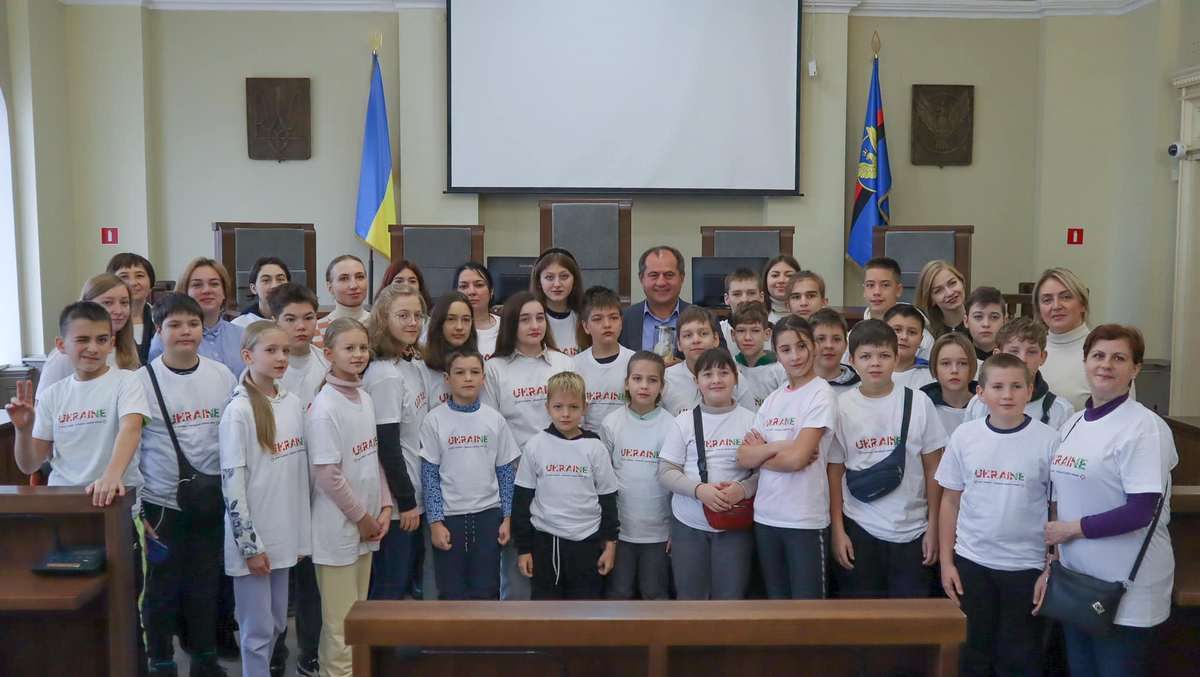 Школярі з Дніпра приміряли на себе роботу в коломийській ратуші 11