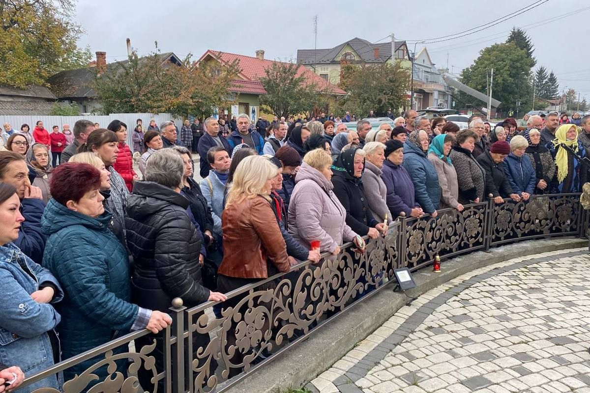 Городенківщина навколішки зустрічала загиблого військового 8